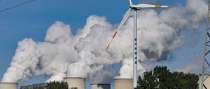 Weil fossile Kraftwerke nicht mehr zukunftsfähig sind, müssen die erneuerbaren Energien schneller ausgebaut werden.