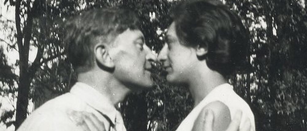 Anni und Josef Albers, aufgenommen 1925 im Garten des Bauhauses.
