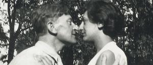 Anni und Josef Albers, aufgenommen 1925 im Garten des Bauhauses.