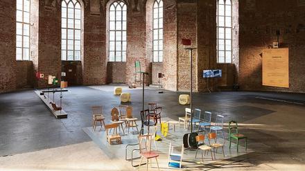 Die Installation „Adam, wo bist du?“ in der Parochialkirche bringt unterschiedliche Zeitschichten zusammen.