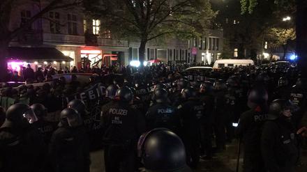 Demonstranten ziehen am Samstagabend durch Kreuzberg.