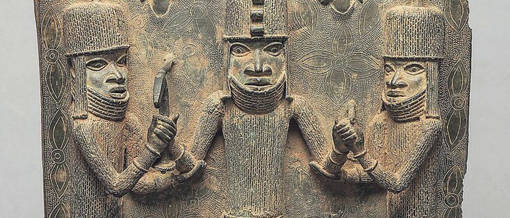 Schwere Kunst. Die aus dem Königreich Benin stammende Reliefplatte zeigt einen König mit zwei Würdenträgern.