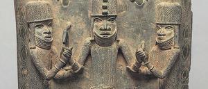 Schwere Kunst. Die aus dem Königreich Benin stammende Reliefplatte zeigt einen König mit zwei Würdenträgern.