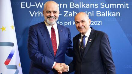 Der albanische Premier Edi Rama (links) mit dem slowenischen Premier und Gipfelgastgeber Janez Janša. 