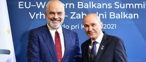 Der albanische Premier Edi Rama (links) mit dem slowenischen Premier und Gipfelgastgeber Janez Janša. 