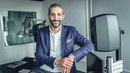 Zwischen Rassismus und Klimawandel. Michel Abdollahi, 40, beteiligt sich regelmäßig an gesellschaftlichen Debatten. Und moderiert nun einen täglichen Podcast