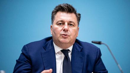 Laut Andreas Geisel (SPD) müssten in etwa hundert der 2245 Berliner Wahllokale Vorgänge überprüft werden.