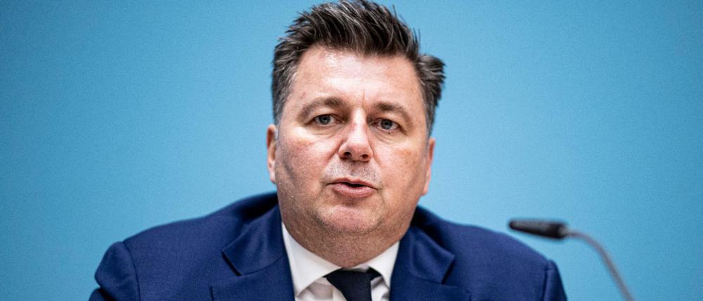 Laut Andreas Geisel (SPD) müssten in etwa hundert der 2245 Berliner Wahllokale Vorgänge überprüft werden.