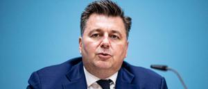 Laut Andreas Geisel (SPD) müssten in etwa hundert der 2245 Berliner Wahllokale Vorgänge überprüft werden.
