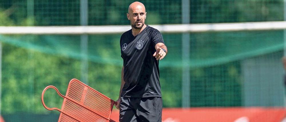 Plötzlich Chef. Fünf Jahre lang hat Antonio di Salvo Stefan Kuntz bei der deutschen U-21-Nationalmannschaft als erster Assistent zugearbeitet. Nach dessen Wechsel in die Türkei wurde der frühere Stürmer zum neuen Nationaltrainer befördert.