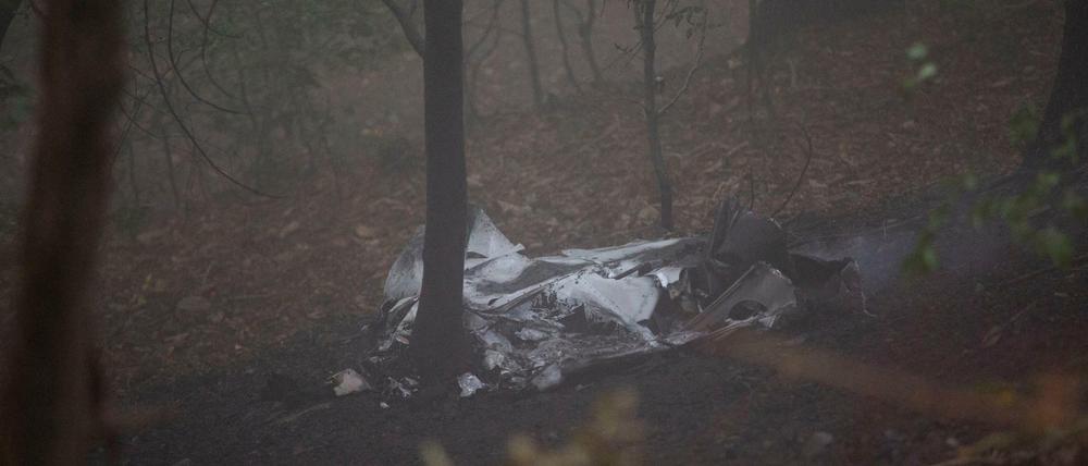 Wrackteile liegen in einem Wald bei Itterbach im Siebengebirge.