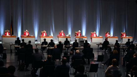 Abstand muss sein. Das Bundesverfassungsgericht verhandelte coronabedingt an ungewohntem Ort, den Karlsruher Messehallen. 
