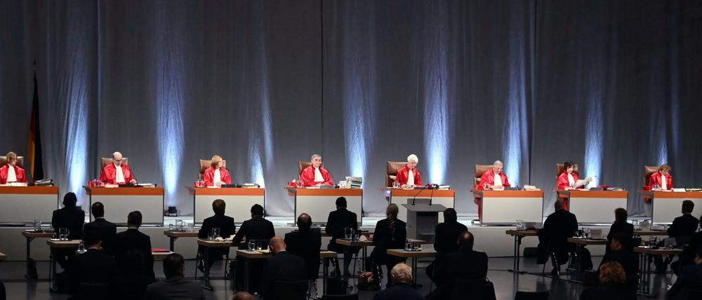 Abstand muss sein. Das Bundesverfassungsgericht verhandelte coronabedingt an ungewohntem Ort, den Karlsruher Messehallen.