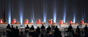 Abstand muss sein. Das Bundesverfassungsgericht verhandelte coronabedingt an ungewohntem Ort, den Karlsruher Messehallen. 