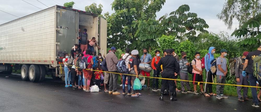 Die Menschen waren in einem Lastwagencontainer eingepfercht.