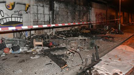 Rußgeschwärzt sind die Wände unter einer Brücke am Ostbahnhof. 