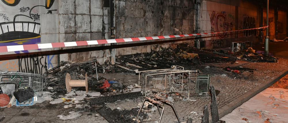 Rußgeschwärzt sind die Wände unter einer Brücke am Ostbahnhof. 