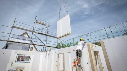 Von 2023 bekommen die Bauarbeiter den Weg zur Baustelle bezahlt: je nach Streckenlänge gibt es sechs bis elf Euro am Tag. 