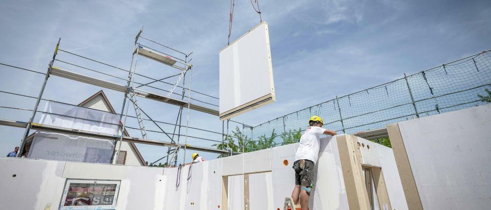 Von 2023 bekommen die Bauarbeiter den Weg zur Baustelle bezahlt: je nach Streckenlänge gibt es sechs bis elf Euro am Tag. 