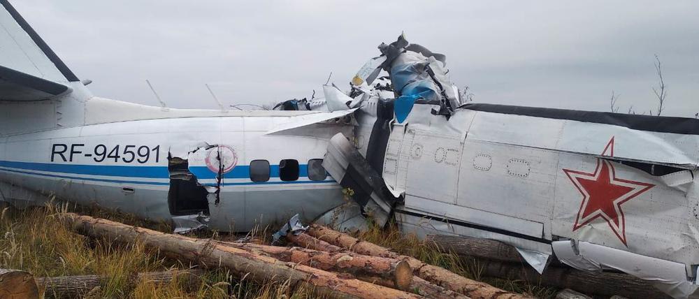 Das Wrack des abgestürzten Transportflugzeugs.