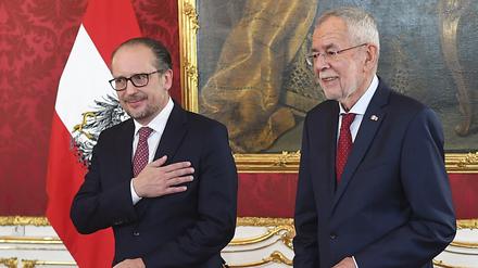 Österreichs neuer Kanzler Alexander Schallenberg (links) mit Präsident Alexander Van der Bellen