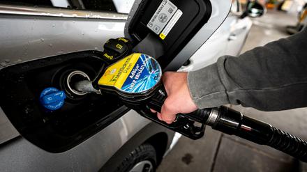 Der bundesweite Tagesdurchschnitt für Benzin und Diesel ist in Deutschland weiter angestiegen.