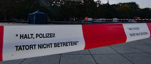 Der Tatort am Alexanderplatz unterhalb des Fernsehturms wurde von der Polizei abgesperrt.