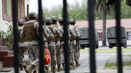 Zunächst für 15 Tage hat die Armee in Teilen des Landes die Kontrolle übernommen.
