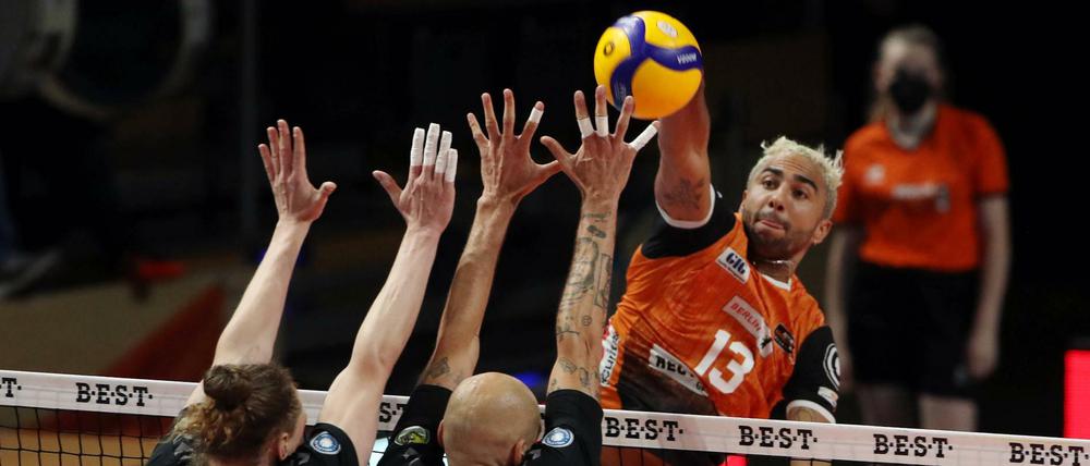 Und druff! Benjamin Patch von den BR Volleys.