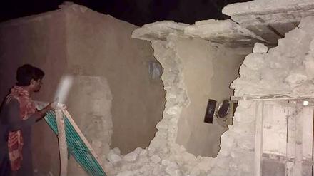 Ein Anwohner besichtigt sein beschädigtes Haus nach einem schweren Erdbeben in Harnai, etwa 100 Kilometer von Quetta, Pakistan, entfernt.
