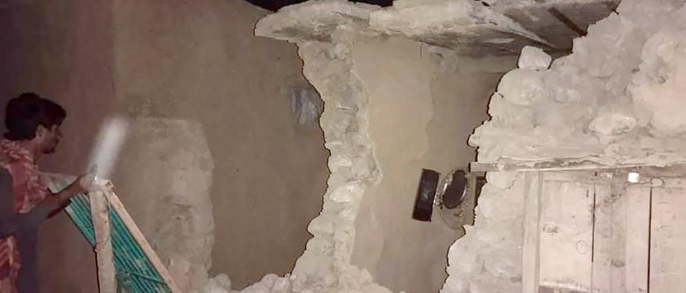 Ein Anwohner besichtigt sein beschädigtes Haus nach einem schweren Erdbeben in Harnai, etwa 100 Kilometer von Quetta, Pakistan, entfernt.