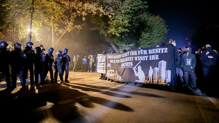 Über 1000 Menschen demonstrierten am Samstagabend gegen die Räumung des linksalternativen Köpi-Wagenplatzes. 