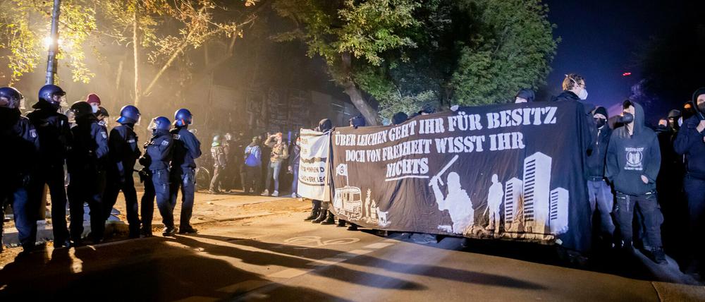 Über 1000 Menschen demonstrierten am Samstagabend gegen die Räumung des linksalternativen Köpi-Wagenplatzes. 
