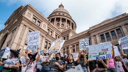 Am vergangenen Wochenende protestierten wieder zahlreiche Menschen in Texas für das Recht auf Abtreibung.