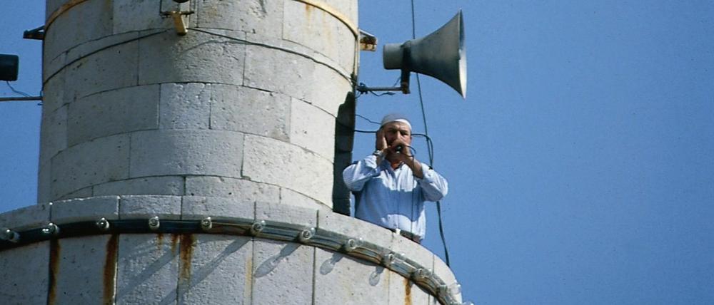 Rund 5,5 Millionen Muslime leben in Deutschland, ein Drittel davon in Nordrhein-Westfalen. Es gibt rund 3000 Moscheen, von denen allerdings nur etwa ein Prozent den Muezzin per Lautsprecher zum Gebet rufen lässt. 