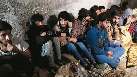 Aufgegriffen. Türkische Sicherheitskräfte haben afghanische Flüchtlinge an der Grenze festgesetzt. 