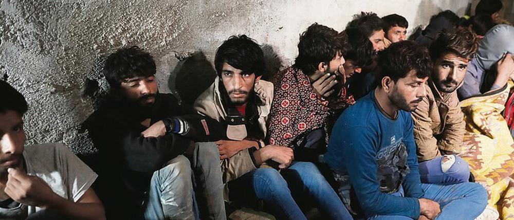 Aufgegriffen. Türkische Sicherheitskräfte haben afghanische Flüchtlinge an der Grenze festgesetzt.