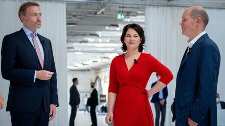 Kommen zum ersten Ampel-Dreiergespräch zusammen: Christian Lindner (FDP), Annalena Baerbock (Grüne), Olaf Scholz (SPD).