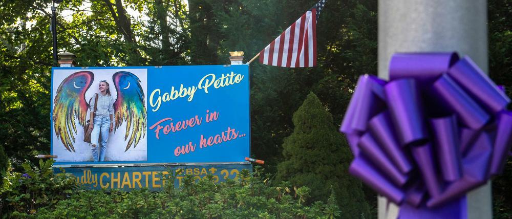Eine Gedenkstätte für Gabby Petito in ihrer Heimatstadt Blue Point