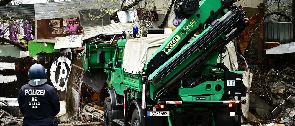Die Einsatzkräfte bearbeiteten den Köpi-Zaun an mehreren Stellen gleichzeitig mit unterschiedlichen Gerätschaften, unter anderem wie hier mit einem Räumfahrzeug.