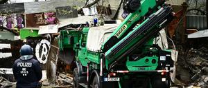 Die Einsatzkräfte bearbeiteten den Köpi-Zaun an mehreren Stellen gleichzeitig mit unterschiedlichen Gerätschaften, unter anderem wie hier mit einem Räumfahrzeug.