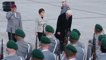Bundespräsident Frank-Walter Steinmeier und Bundesverteidigungsministerin Annegret Kramp-Karrenbauer (CDU) beim Abschlussappell zum Ende des Afghanistan-Einsatzes.