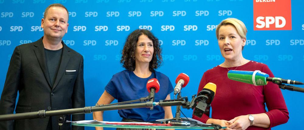 Franziska Giffey, Bettina Jarasch und Klaus Lederer geben ein gemeinsames Pressestatement nach den Sondierungsgesprächen.