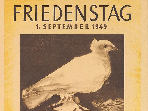 Tuchfühlung. Picasso signiert 1950 auf dem internationalen Jugendkongress in Nizza Mitgliedern der Freien Deutschen Jugend (FDJ) die von ihm für die französische Delegation entworfenen Schultertücher.