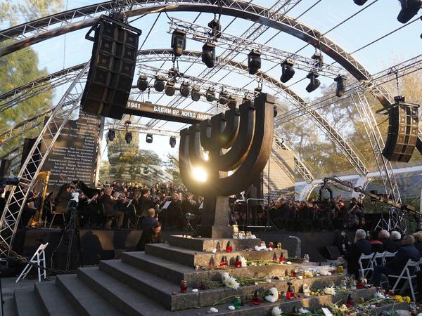 Schmerzhafte Erinnerung. Das Festzelt in Kiew mit einer Menora.