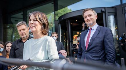 Neue beste Freunde. Annalena Baerbock, Robert Habeck (l), Bundesvorsitzende von Bündnis 90/Die Grünen und Christian Lindner, Parteivorsitzender der FDP nach Sondierungsgesprächen.