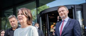 Neue beste Freunde. Annalena Baerbock, Robert Habeck (l), Bundesvorsitzende von Bündnis 90/Die Grünen und Christian Lindner, Parteivorsitzender der FDP nach Sondierungsgesprächen.