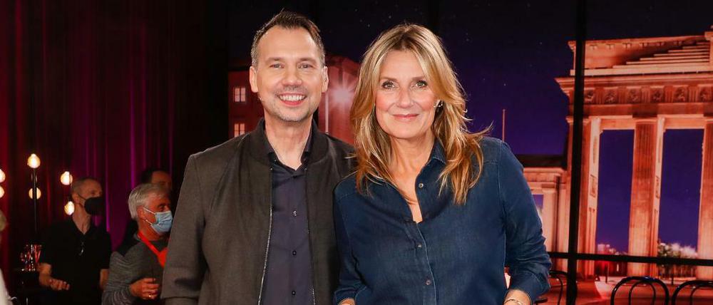Das Moderationsduo Sebastian Fitzek und Kim Fisher führt durch die Berliner „Riverboat“-Sendung