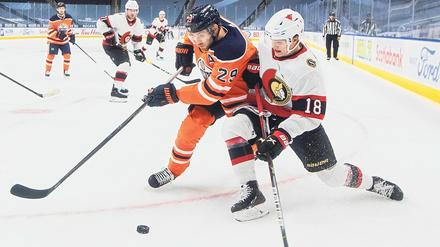 Das Duell Rheinland gegen Niederrhein in der NHL. Die deutschen Eishockey-Stars Leon Draisaitl (links, Edmonton) und Tim Stützle (rechts, Ottawa). 