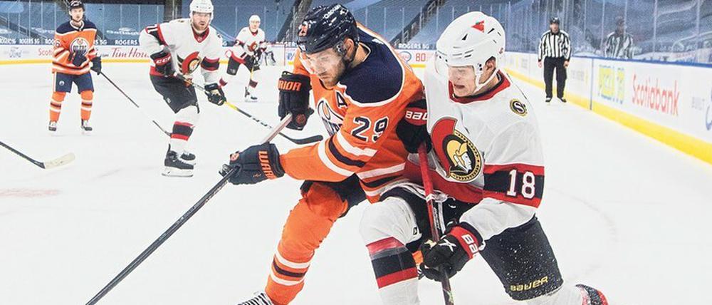 Das Duell Rheinland gegen Niederrhein in der NHL. Die deutschen Eishockey-Stars Leon Draisaitl (links, Edmonton) und Tim Stützle (rechts, Ottawa).